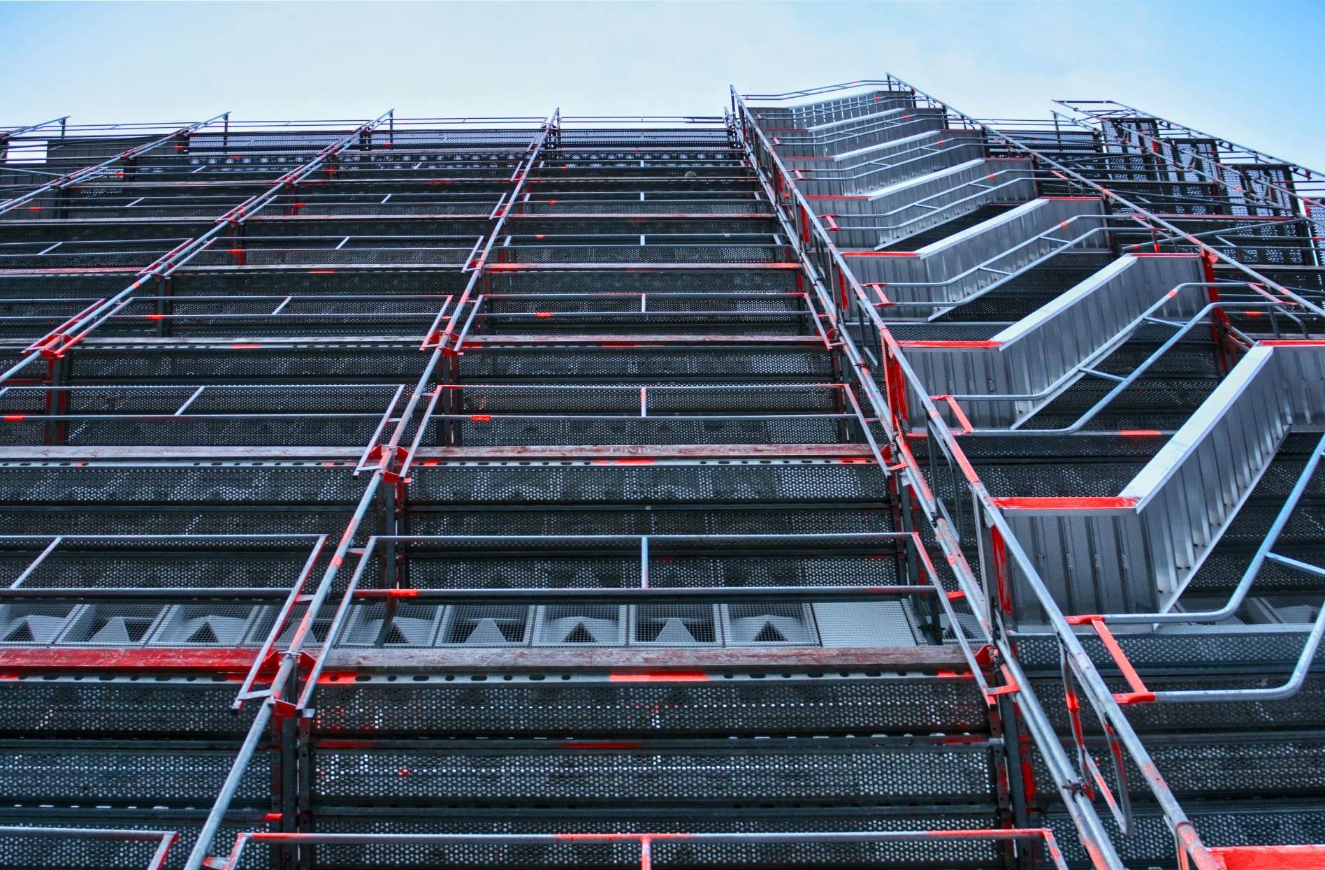 Steiger aan de gevel van een pand in Amsterdam