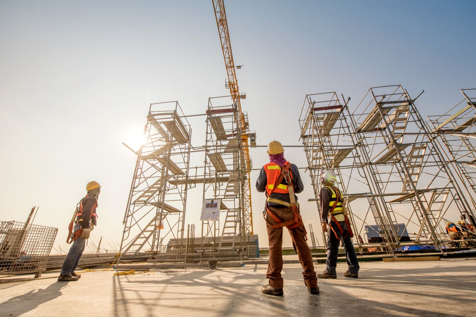 Allround steiger opgebouwd langs een gevel voor renovatiewerk